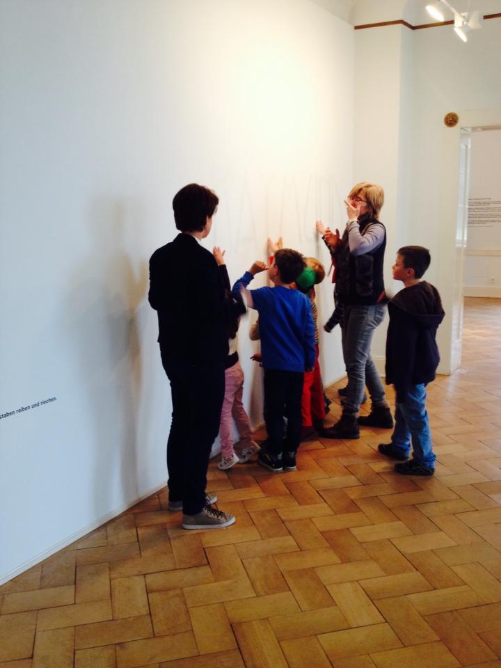 blog nose children smelling an olfactory exhibition at Villa Rot